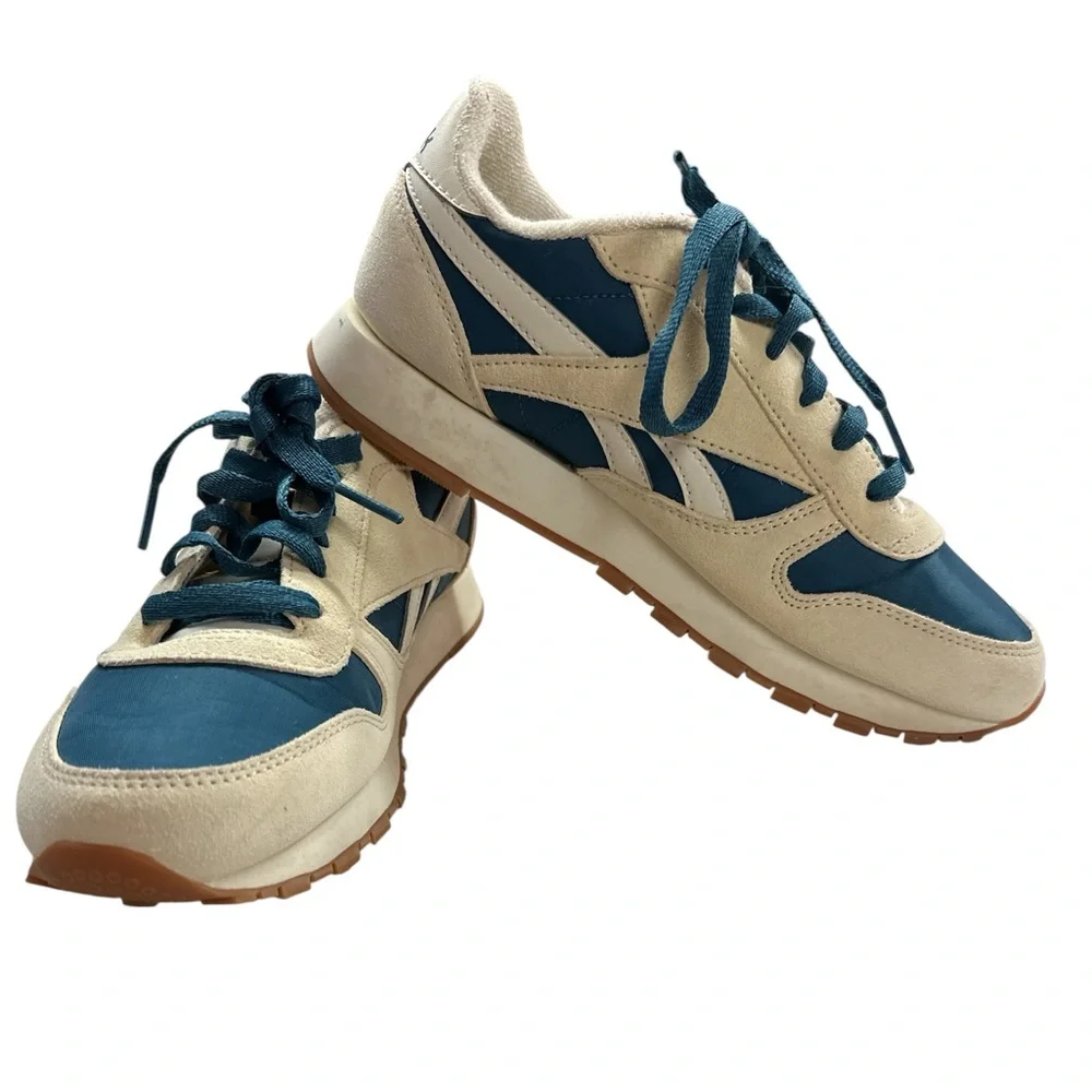Reebok Unisex-Child Classic Leather Chalk/Alabaster/Gum Size 5 Big Kid Preowned